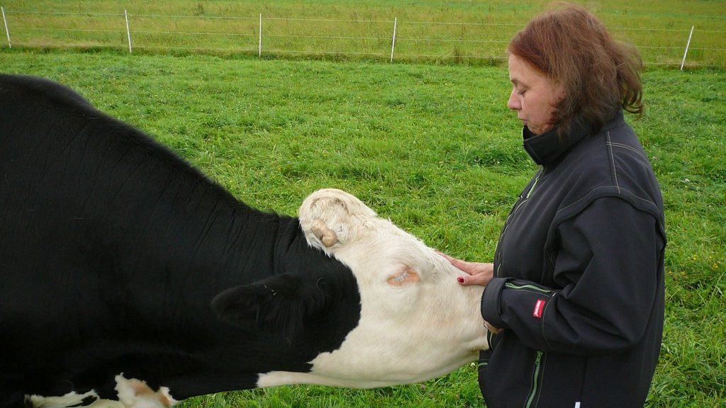 Gadi mit Marietta. Da sind Äpfel in der Tasche.